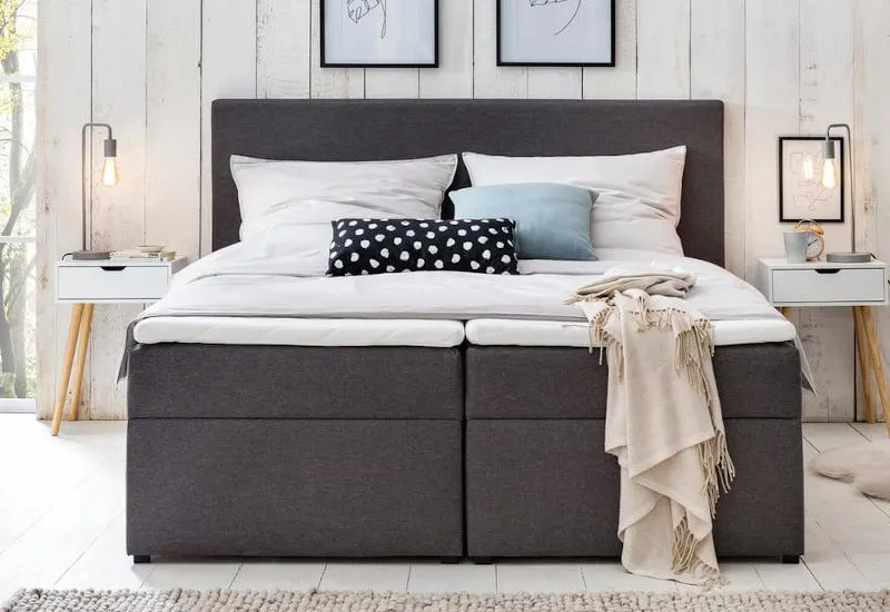 šedá postel typu boxspring