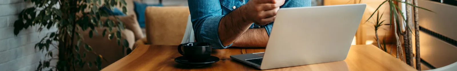 Notebook na dřevěném stole
