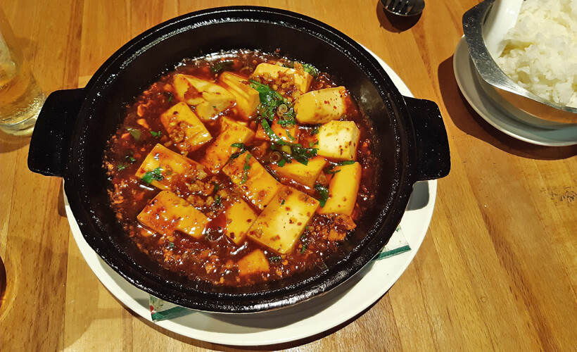 Tofu ist eine sehr vielseitige Eiweißquelle, die in der warmen wie in der kalten Küche überzeugt.