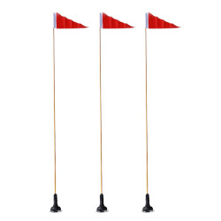 Drei rote Wimpel an dünnen Stangen in einer kleinen Halterung.