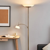 Stojací lampa se stropním světlem v obývacím pokoji