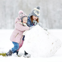 Deti stavajú snehuliaka