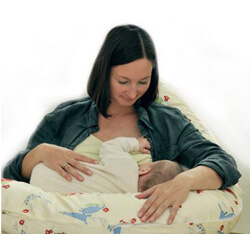 Mutter und Baby mit Stilkissen