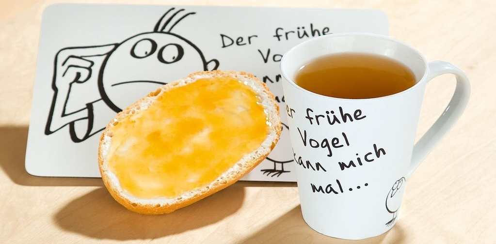 Kaffeebecher und Frühstücksbrettchen