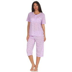Frau in einem Schlafanzug aus Baumwoll-Polyester
