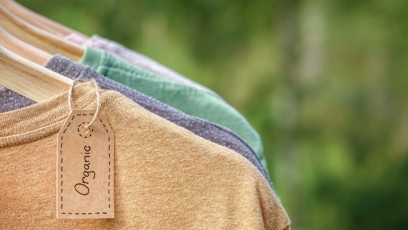 Label wie GOTS und/oder OEKO-TEX® kennzeichnen, dass das Kleidungsstück nachhaltig produziert wurde.