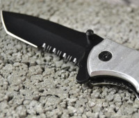 Klinge mit Wellenschliff