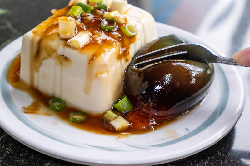 Eine Spezialität der taiwanesischen Küche, Pidan Tofu: Tofu mit Sojasauce, Frühlingszwiebel und tausendjährigem Ei.