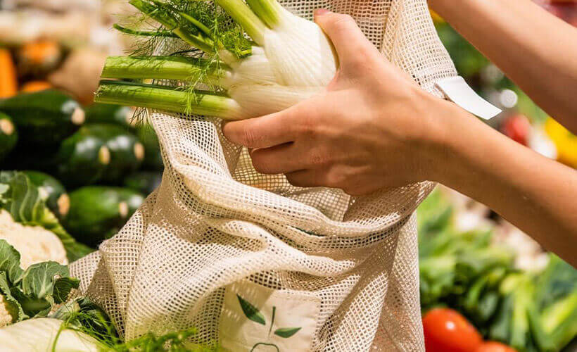 Unverpacktes Gemüse und Obst findest du auch immer häufiger im Supermarkt – mit einem Gemüsebeutel transportierst du es unbeschadet und plastikfrei nach Hause.