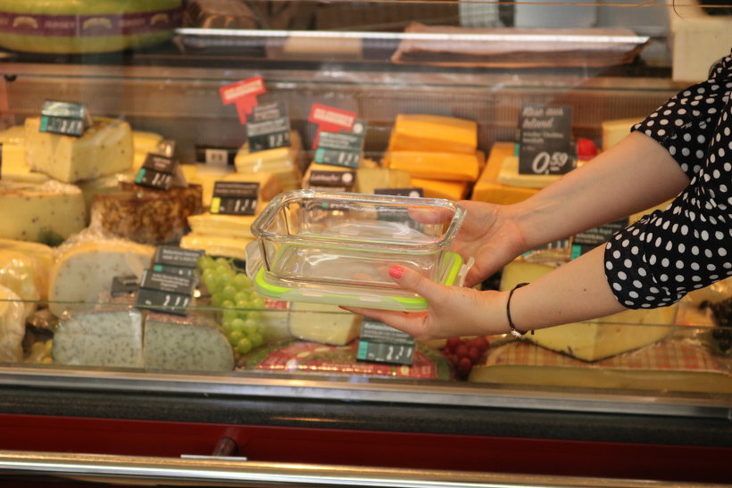 An Frischetheken ist es in vielen Supermärkten möglich, Fleisch- und Käsewaren in eigene Behältnisse füllen zu lassen.