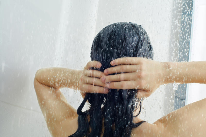 Gönne deinem Haar eine Pause und wasche es ohne Shampoo oder andere kosmetische Produkte.