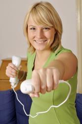 Frau mit Wii-Controller