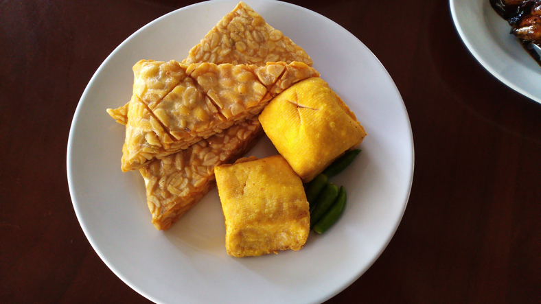Tofu und Tempeh werden beide aus Soja hergestellt, unterscheiden sich jedoch im Geschmack.