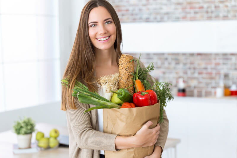 Mit ein wenig Nachforschung weißt du schon bald, welche veganen Produkte du ganz einfach im Supermarkt findest.