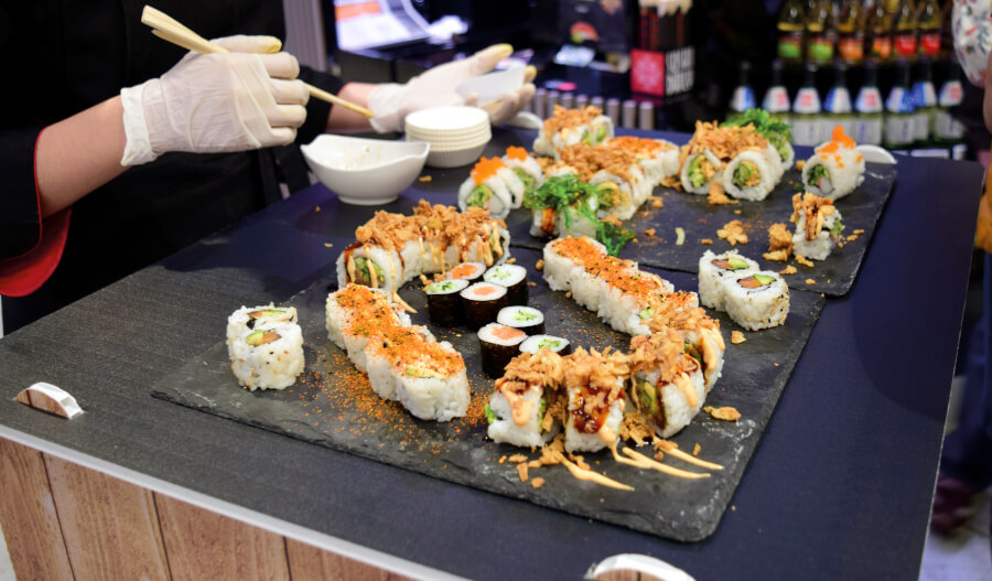 Schieferplatte mit Sushi
