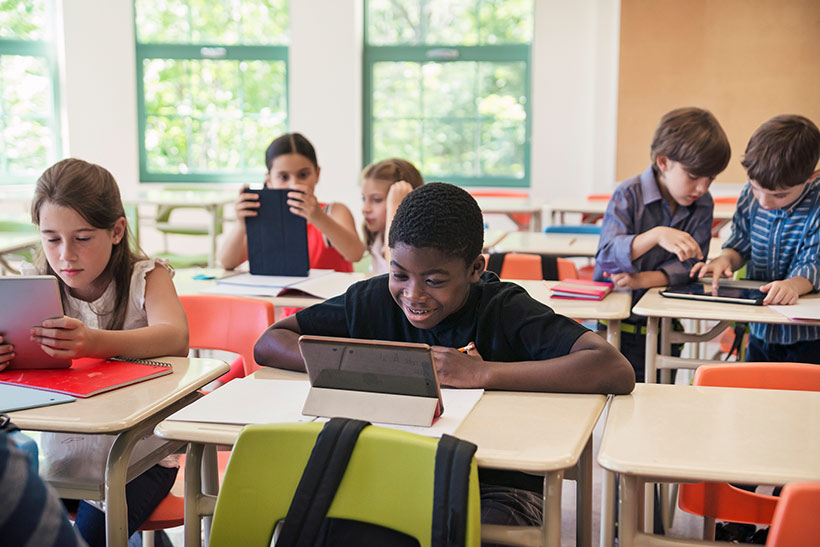 Schüler mit iPads im Klassenraum
