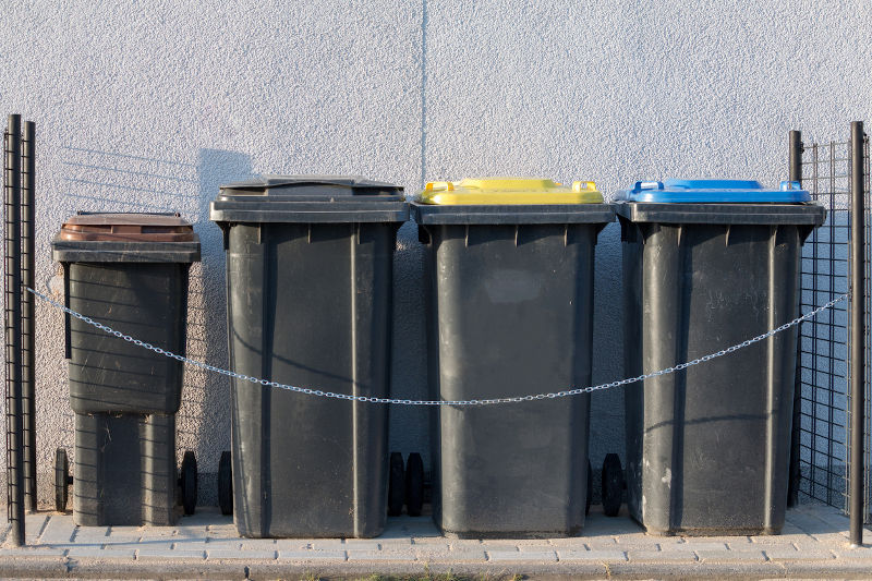 Von links nach rechts: Bio-Müll gehört in die braune Tonne, Restmüll in die schwarze, Kunststoffe und Aluminium in die gelbe Tonne und Papier sowie Kartonagen in die blaue.