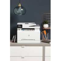 Laserdrucker auf Sideboard