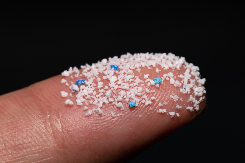 Mikroplastik sind winzige, kaum sichtbare Plastikpartikel.