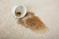 Kaffeeflecken auf dem Teppichboden