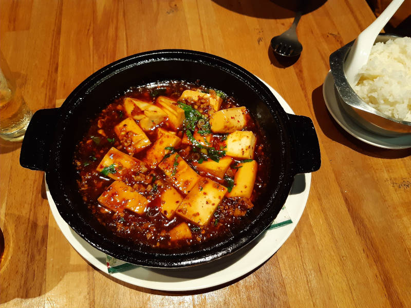 Mapo Tofu: Frischer Tofu mit veganem Hack in einer pikanten Sauce.
