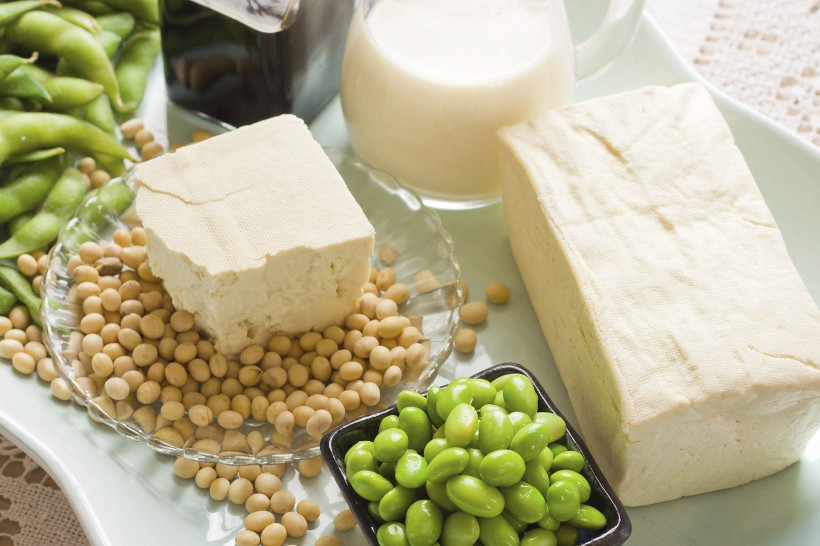 Zu viel gekauften Tofu musst du nicht sofort wegwerfen, sondern er lässt sich auch einfrieren.