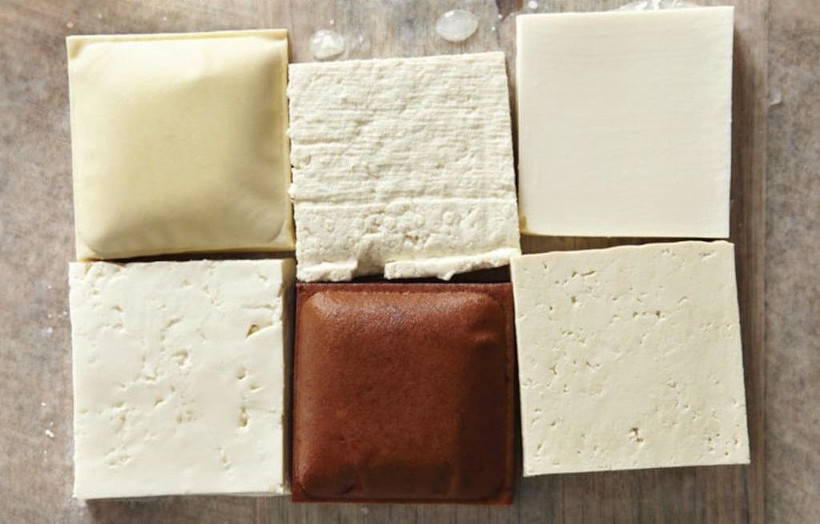 Weißer Tofu, Seidentofu und Räuchertofu - der beliebte Fleischersatz ist in unterschiedlichen Konsistenzen erhältlich