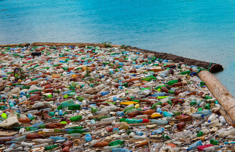 Millionen Tonnen an Kunststoffmüll befinden sich bereits in den Weltmeeren – und jedes Jahr werden es mehr.