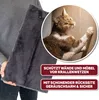 A person holds a gray scratching mat, with an inset image of a cat scratching a wall. Produktbild-Vorschau