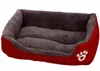 A red and gray dog bed with a white paw print logo on the side. Anteprima dell’immagine prodotto