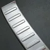 A close-up shot of a brushed metal car accessory with raised rectangular ridges. Anteprima dell’immagine prodotto