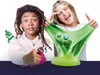 Two children are excitedly playing with slime, one holding a purple squishy toy and the other stretching green slime. Anteprima dell’immagine prodotto