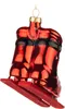 A red glass ornament shaped like ski boots and skis. Voir les images du produit