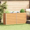 A raised garden bed filled with plants sits on a grassy lawn in front of a wooden fence. Voir les images du produit