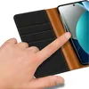 A hand is shown interacting with a phone case. Produktbild-Vorschau