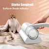 Weißer Handstaubsauger für Tierhaare, verwendet auf einem Bett neben einer Katze unter einer Decke, mit Textüberlagerung Náhled obrázku produktu
