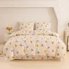 A neatly made bed with a duvet cover and pillows featuring a fruit pattern. Anteprima dell’immagine prodotto