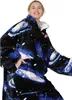 Frau trägt eine übergroße schwarze tragbare Decke mit blau-lila Galaxie-Muster, Hand in der Vordertasche Produktbild-Vorschau