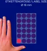 A hand is shown next to a grid of circular labels, with one label highlighted in red. Anteprima dell’immagine prodotto