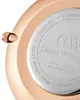 Close-up of the back of a Daniel Wellington watch, showing engraved text and the brand logo. Voir les images du produit