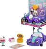 A toy set featuring a purple car, a doll, and accessories, presented in its original packaging and also displayed outside of the packaging. Anteprima dell’immagine prodotto