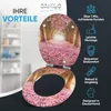 A toilet seat with a floral pattern is shown open, with a background of a bathroom shelf and a dark grey promotional area. Náhled obrázku produktu