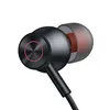 A close-up, studio shot of a black wired earbud with a red accent ring. Voir les images du produit