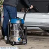 A person is using a wet/dry vacuum cleaner to clean the trunk of a car. Produktbild-Vorschau