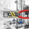 A close-up shot of pliers gripping a threaded rod inside a metal channel, with yellow arrows indicating rotational movement. Voir les images du produit