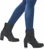 A person wearing blue jeans and black boots. Náhled obrázku produktu