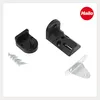 A set of mounting accessories for a Hailo product, including black plastic brackets and screws, and a silver metal bracket. Voir les images du produit