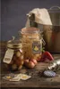 A still life arrangement of pickled onions in jars, with other ingredients and a Kilner preserving pot in the background. Anteprima dell’immagine prodotto