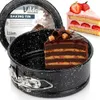 A baking tin with a slice of cake inside and another slice of cake in the background. Anteprima dell’immagine prodotto