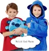 Zwei lächelnde Jungen, einer in einer blauen Kapuzen-Deckenjacke, der andere hält ein blaues Plüschtier Anteprima dell’immagine prodotto